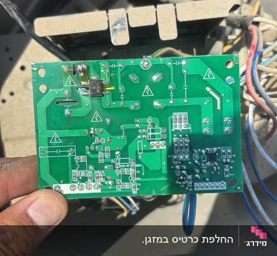 מעגל חשמלי בתוך מערכת מיזוג אוויר
